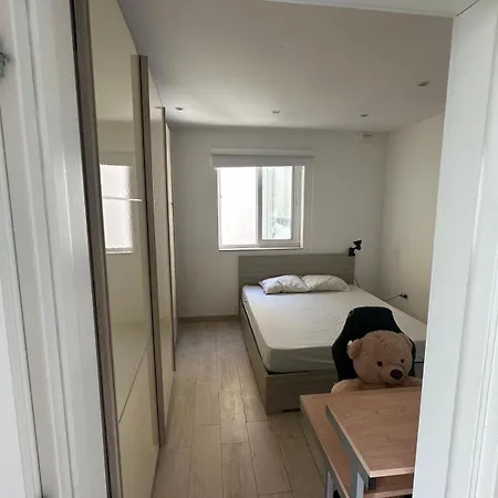 Main With Private Bathroom *