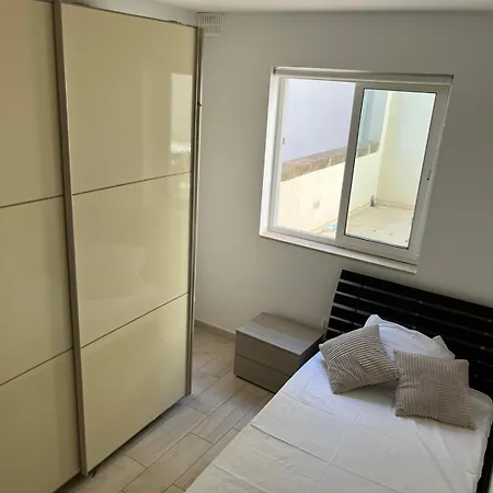 Main With Private Bathroom